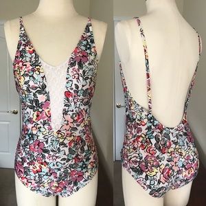 Beautiful Floral One Piece Rue21 L Bathing Suit 🌸
